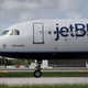 Imagen para el artículo titulado La aerolínea JetBlue dejó a los pasajeros atrapados en el avión después de la medianoche